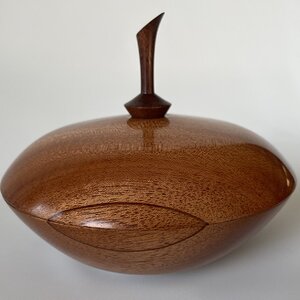 Lidded side grain bowl