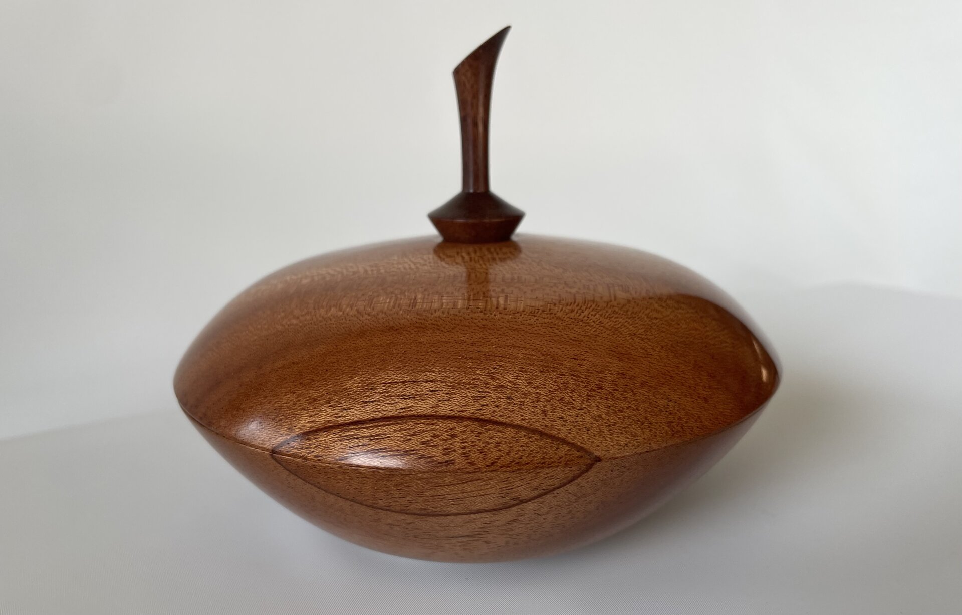 Lidded side grain bowl